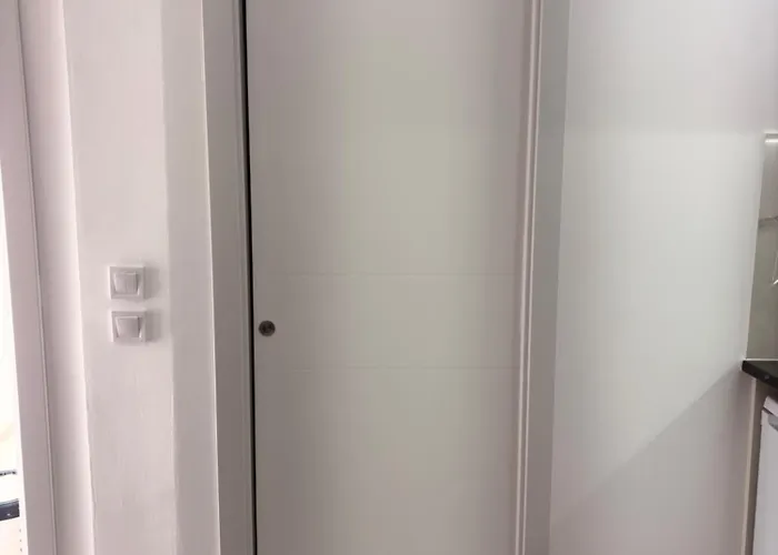 Premium 50 Steps From The סאלו