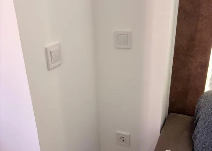 Premium 50 Steps From The סאלו
